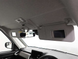 運転席と助手席にちょっとした身だしなみのチェックに便利なバニティミラー付サンバイザー♪