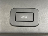 電動リアゲートは、ボタンやリモコンでバックドアを自動開閉できる機能です。楽に開閉でき、ゲートが開く高さの記憶や安全のための挟み込み防止機能も備えています。