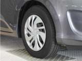 ◆純正ホイール装着車◆シンプルなデザインのホイールキャップ付きです。