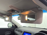 ★【あると便利な装備】運転席・助手席サンバイザー内側ライト付きミラー+マップランプが装備されています