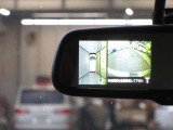 【アラウンドビューモニター】上空から見下ろしているかのような映像を映し出して、スムースな駐車をアシストします。
