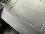 【助手席エアバッグ】SRSエアバッグとはシートベルトの働きを補助して衝突した時に乗員の衝撃を軽減するシートベルト併用式エアバッグ。前面衝突時に瞬時に膨らみ、頭部と胸部の衝撃を軽減します。