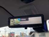 スマートルームミラーです。後部座席に人が座っていても後方を確認できます。