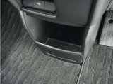 ◆センターロアボックス◆インパネ中央の下部には、ごみ箱としても使用する事ができるセンターロアボックスを装備しております。