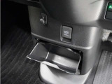 ◆センターロアボックス◆インパネ中央の下部には、ごみ箱としても使用する事ができるセンターロアボックスを装備しております。