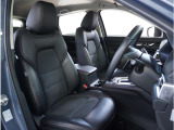 【清潔感のある運転席&助手席】隅々までクリーニングの行き届いた運転席&助手席。目立ったシミや汚れ等もございません。快適なドライブをどうぞ。
