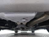 気になる中古車の下廻り。もちろん、納車時には整備スタッフによる点検を実施致しますので安心してご購入いただけます。