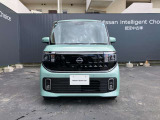 一新されたシャープなLEDヘッドランプと、グリルがシームレスに融合した近未来的なフロントフェイス。街中での注目度はもちろん、毎日の運転が誇らしくなる最新世代のデザインです