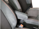 運転席にはアームレストも付いてます