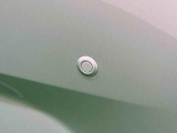 車の四隅にセンサーを施し死角になりやすい左右前後方向の障害物を感知することで、縦列駐車や車庫入れをサポートするコーナーセンサーが付いてます