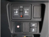運転席についているスイッチでもリヤ席のスライドドアの開閉ができます。