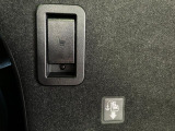 リヤシート背面のレバーで、荷室側からもスライド操作ができます。