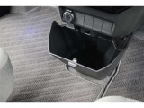 運転席と助手席の間にセンターロアボックスがあります!