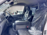 フロントシート。ホールド感のある形状で運転をサポートします。新車時の保護ビニールが被ったままの綺麗な状態です。