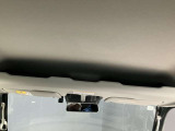 前席の上部に、オーバーヘッドシェルフがあり、小物などの収納に便利です☆
