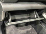 助手席前のグローブBOX等々すぐに出してしまえる便利な収納スペースが備わっています♪