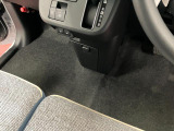 ベンチシートなので運転席から助手席の移動が簡単です。