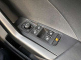 運転席ドアに集約されたパワーウィンドウスイッチで全窓をスマートに操作できます。