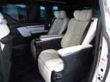 最大500ミリのシートスライドが可能。快適な電動オットマンを装備したエグゼクティブパワーシート。