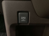 アクセサリーソケットはUSBのアダプターなどをつければ、スマホの充電にも使えます。周辺には物が置けるボックスがついています。