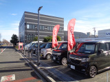 【照明付き展示場】中古車展示場です。暗くなってもご覧いただける様に証明を設置いたしました。日中にお時間が取れないお客様でもゆっくり見て頂けます。