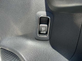 運転席側からワンタッチでトランクのロックを解除できます。スイッチ周りの内張りも綺麗なコンディションです。