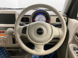 【ハンドル回り】インテリアに合わせたデザインのステアリングは、運転される方のことも考え、運転しやすい形状、大きさです。ぜひ一度、実際に触ってお確かめください。