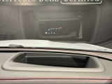 ヘッドアップディスプレイ。走行速度、制限速度、目的地までのルートなどを確認できる為、走行中でも目線を逸らさず様々な情報を確認する事ができます。