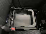 【シートアンダーボックス】助手席下には持ち運び可能な収納ボックスが装備されています。車検証ケースや靴などが収納できます。