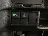 VSA装備車です。VSAはドライバーの操作と車の動きを見守っています。もし車の挙動が乱れたとき、4輪別々にブレーキをかけたり、エンジンパワーをしぼることによって車を安定させます。