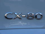 【CX-80】タフなSUVでありながら、より豊かで優雅な存在感を放つ3列SUVとしました。空間の豊かさと優美さを両立させたキャビン後半の造り込みによって、より高い車格とゆとりを感じさせるデザインになっています。