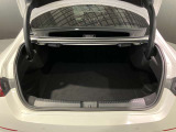 トランク容量は同一他社車両より広く、旅行やゴルフ等様々な場面で役立ちます。