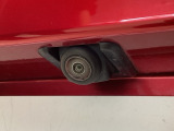 車の後方に小型カメラが付いておりバックする際の後方の様子をモニター上に表示します。