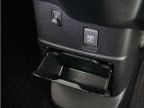 ◆センターロアボックス◆インパネ中央の下部には、ごみ箱としても使用する事ができるセンターロアボックスを装備しております。