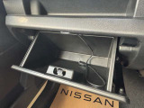 ダッシュボードに収納スペースがございますので、運転席から離れることなく、小物を出し入れすることができます。