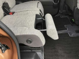 リアシートも大人の方がゆったりくつろげる空間になってます。