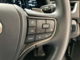 前方の車との車間を設定し、スピードを上げたり緩めたりを自動で行ってくれる追尾式の「レーダークルーズ」。上級装備の一つです!高級車にしかつかない嬉しい機能です。