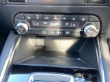 エアコンは運転席と助手席でそれぞれお好みの温度に設定できますので、お二人で乗られる際も快適にお使いいただけます。シートヒーターは3段階で温度を調整頂けます。