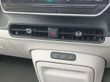 運転席と助手席の温度設定が別々に設定ができるエアコンです。