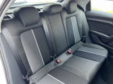 体を支えるためにシートを硬めにしております。長時間の運転でも疲れにくいように、サポート力重視で設計されております。