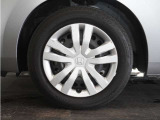 ◆純正ホイール装着車◆シンプルなデザインのホイールキャップ付きです。