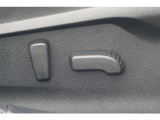 運転席は電動シートになります。スイッチ操作で座面及び背もたれの角度を調整できます。