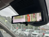 スマートルームミラー:車両後方にあるカメラの映像を映し出します。乗員・ヘッドレスト・荷物などでさえぎられがちな後方視界をクリアに保ちます。