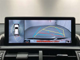 パノラミックビューモニターシステムが付いているので車の上から見た映像が確認できますよ。 一目で車両周辺の情報を確認できますが、直接安全をご確認下さい。