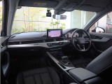 内装はシンプルに使い勝手を考え作られています。お車を運転する感覚をダイレクトに体感して頂けます。室内も広くロングドライブにも快適にお過ごしいただけます。