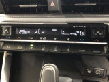 運転席、助手席別々に温度設定ができるデュアルエアコン装備です。男性が暑いと感じても、女性は寒いと感じる、そんな時の車内温度を別々に調節できるので、ストレスなくドライブをお楽しみいただけます。