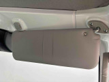 運転席・助手席サンバイザー。眩しい日差しをシャットアウト!運転席側にはチケットフォルダー付き