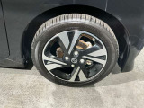 純正アルミホイールで、愛車をもっとカッコよく自動車メーカーが直接扱う純正アルミホイール。車種にマッチしたデザインで、愛車の個性を際立たせます。安全性や耐久性にも優れ、安心して使用できます。
