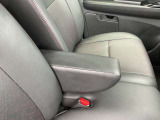 運転席にはひじ掛けが装着されていますので長時間のドライブ時にはとても役立ちます。