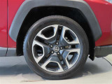 純正のアルミホイール装着車です。タイヤサイズは235/55R19です。